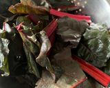 Foto del paso 3 de la receta Guiso de Alubias Blancas en conserva, con Acelgas Rojas y Longanizas