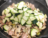Foto del paso 4 de la receta: Wok de pavo con calabacín y champiñón