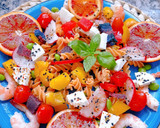 Foto del paso 2 de la receta: Ensalada primavera 🪻🌷🏵️🌈 pasta de lenteja roja y 🦐🍊🥭🍅🧀