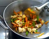 A picture of step 3 of Mushroom chowmein.