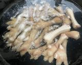 Gambar langkah 2 resipi Sup Kaki Ayam.