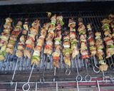 Foto del paso 5 de la receta: Brochetas de cerdo, pimiento, piña y cebolla blanca, asadas al carbón