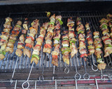 Foto del paso 5 de la receta: Brochetas de cerdo, pimiento, piña y cebolla blanca, asadas al carbón