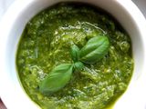 Sos pesto făcut în casă cu spaghetti