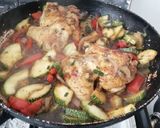 Foto del paso 5 de la receta: Pollo con calabacín y pimentón