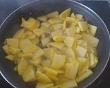Foto del paso 1 de la receta: Huevos rotos con chistorra