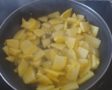 Foto del paso 1 de la receta: Huevos rotos con chistorra