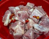 Hình bước làm 1 của món Sườn Non Rim Mặn Ngọt