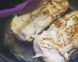 Foto del paso 2 de la receta: Pechugas de pollo enteras en salsa (jugositas)