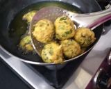 A picture of step 4 of Methi na gota.