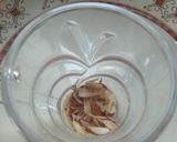 A picture of step 3 of Kashmiri kahwa.