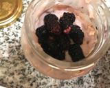 Foto del paso 2 de la receta: Desayuno en frasco para llevar de yogur, avena y moras