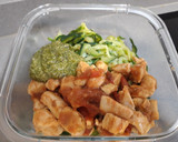Foto del paso 4 de la receta: Espaguetis de calabacín con pollo y pesto de avellanas