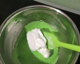 Foto langkah ke 5 dari resep Pandan Chiffon Cupcake.