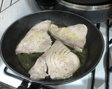 Foto del paso 1 de la receta: Atún con tomate a la plancha