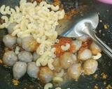 Foto langkah ke 2 dari resep Macaroni & Bakso pedas manis.