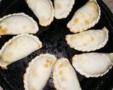 Foto del paso 7 de la receta: Empanadas de cerdo agridulces con masa criolla