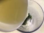 Foto del paso 1 de la receta Salsa de albahaca para aliñar ensaladas