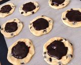 Hình bước làm 4 của món 💚 Bánh Cookies Nhân Sô Cô La Tan Chảy