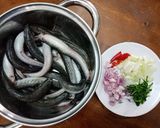 Hình bước làm 1 của món Cá kèo kho lá chanh