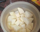 Foto del paso 12 de la receta Chuletas de cerdo adobadas con puré de papas, guisantes y salsa
