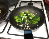 Foto del paso 6 de la receta: Muslo de pollo a la plancha con guarnición de brócoli salteado
