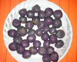 Foto langkah ke 8 dari resep Klepon Ubi Ungu Tanpa Air Kapur Sirih.
