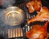 Przepis na wędzone na grillu kacze udka z sosem melasowym krok przepisu 6 zdjęcie