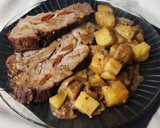 Foto del paso 8 de la receta: 🥩🍖Roast Beef al horno mechado con morrones y ajos sobre colchón de papas y cebollas 🍖🥩
