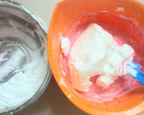 Foto langkah ke 3 dari resep Strawberry Oreo Milk Chiffon Cake .Krucils pasti suka.