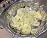 Une image de l'étape 2 de Salade marinée de concombre et tomates à la coriandre.