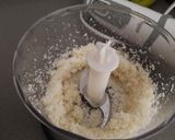 Foto del paso 1 de la receta Pizza con base coliflor, de setas y pollo al curry