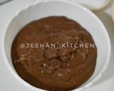 Foto langkah ke 3 dari resep Tokyo Banana Chocolate Roll Cake.