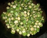 A picture of step 3 of Fry bhindi.