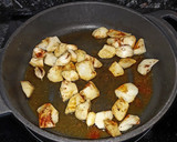 Foto del paso 2 de la receta: Baldanes de arroz con piñones y patatas fritas con pimentón rojo