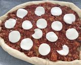 Foto del paso 7 de la receta Pizza boloñesa con bordes de queso y masa casera