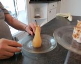Une image de l'étape 8 de Poires pochées meringuées.