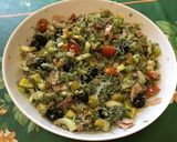 Une image de l'étape 13 de Salade de riz vert au jambon, concombre, poivrons, tomates et olives noires.