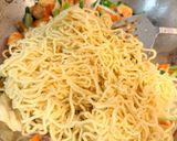 Foto langkah ke 6 dari resep Mie Goreng Ulang Tahun dengan Telur Puyuh Merah.