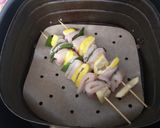 Foto del passaggio 2 della ricetta Spiedini di pollo al profumo di limone e alloro