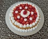 Foto del passaggio 4 della ricetta Torta di compleanno alla fragola