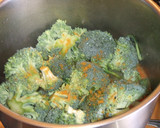 Foto del paso 3 de la receta: Crema de brécol y zanahorias al curry
