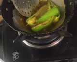 A picture of step 2 of Fry green chilli.