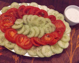 Foto del paso 1 de la receta: Ensalada de dos ingredientes con salsa de yogur y pimienta rosa para gratinados de queso