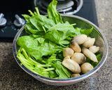 Hình bước làm 1 của món Canh Cải Bó Xôi Nấu Nấm Rơm