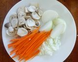 Hình bước làm 2 của món Đậu hủ xào nấm rơm sốt cà chua