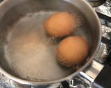 Hình bước làm 1 của món Luộc trứng lòng đào