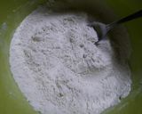 Foto langkah ke 2 dari resep Roti Tawar Buah Naga Eggless.
