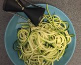 Foto del passaggio 1 della ricetta Spaghetti di zucchina al pomodoro