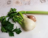 Foto del passaggio 1 della ricetta Vellutata di finocchi,sedano e noce moscata